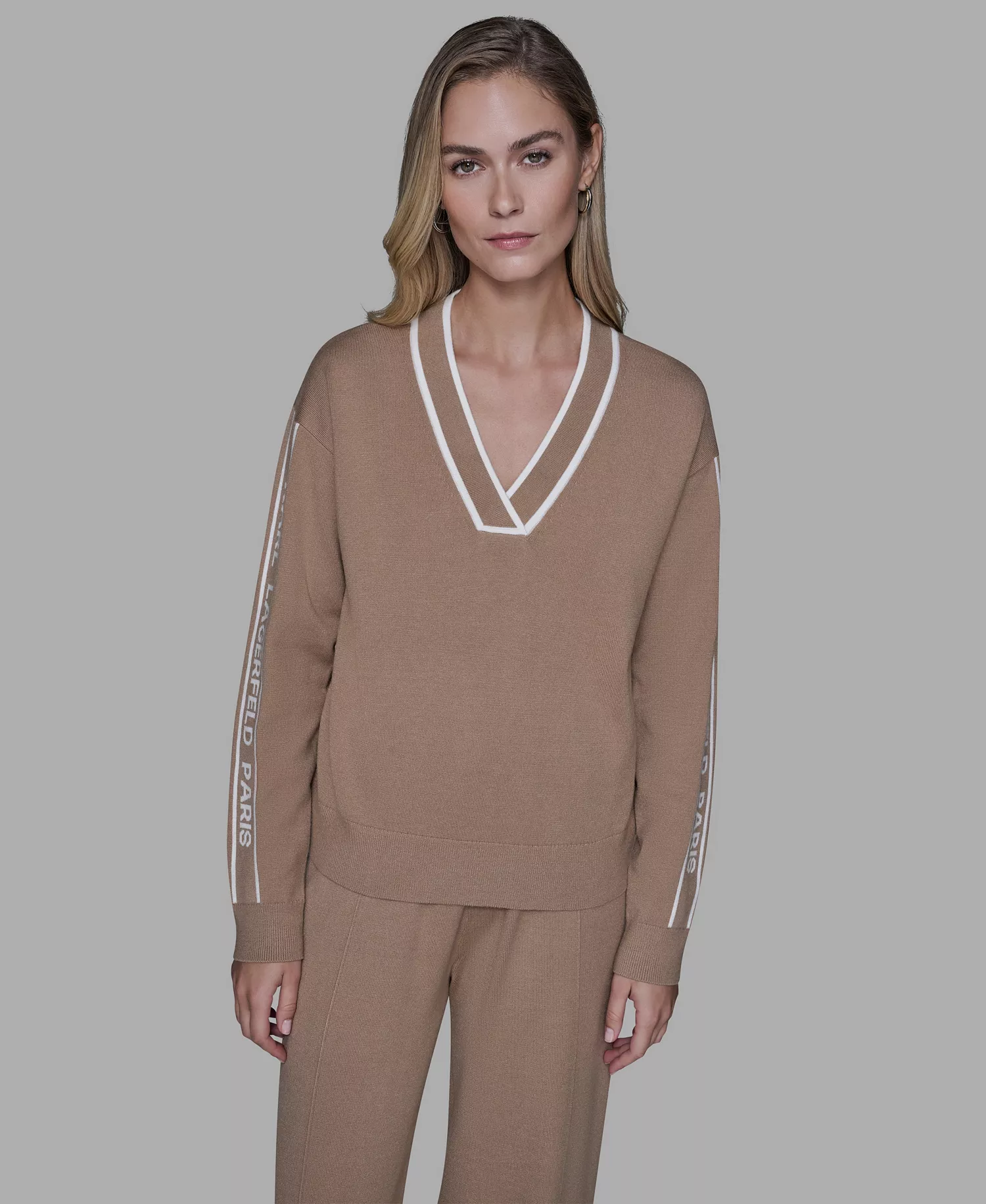 mni-f41e541bc33b430f55fa6e41816c418b Women's Logo Tape V-Neck Sweater — изображение 3